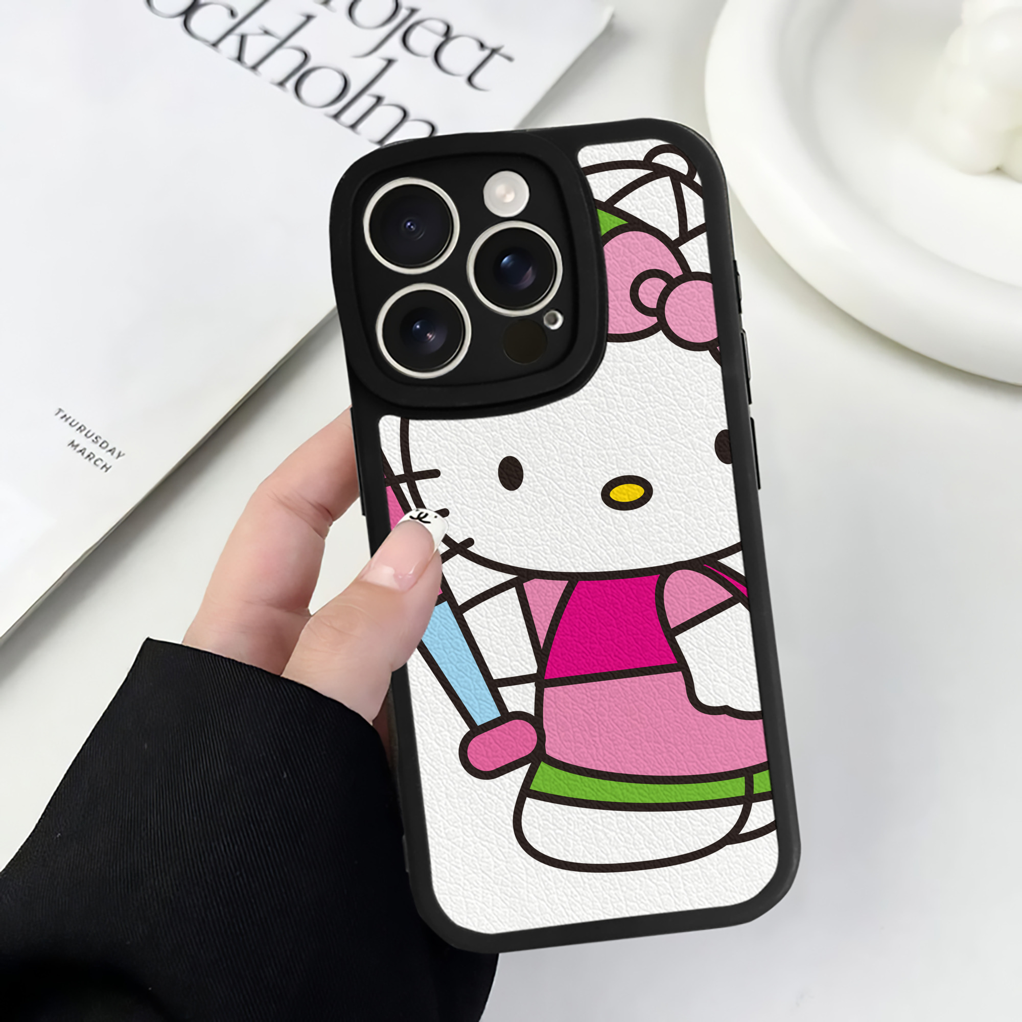 （画像用） Hello Kitty ハローキティ 【iPhone 16シリーズ対応】シリコンスマホケース（レザー調） 材質：シリコン
